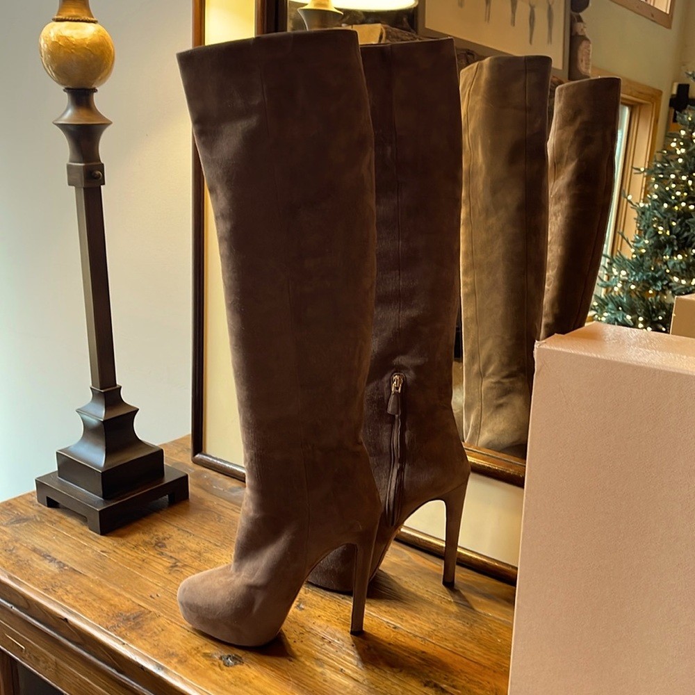 Stunning Prada suede platform boots. Only worn 4x. Size 40